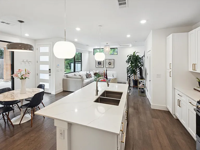 909 W Annie St #2 — Photo 7