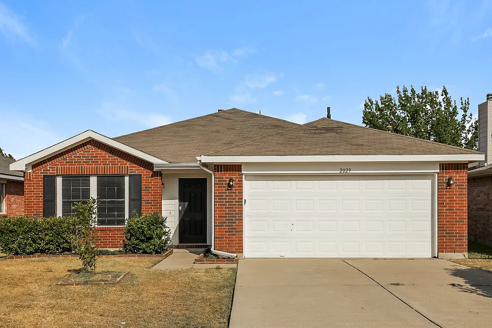 3 bed, 2.0 bath, 1810 sqft, $1,805 — Photo 1