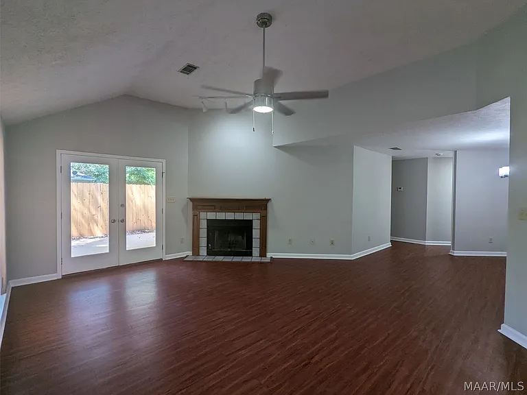 191 S Burbank Dr — Photo 2