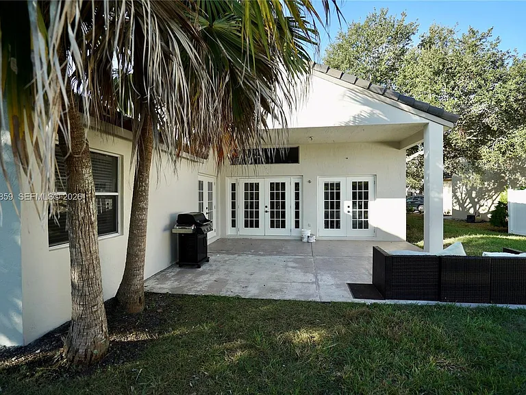 658 Stanton Dr — Photo 8