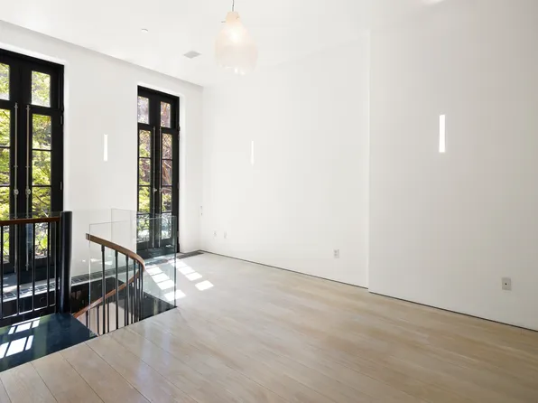 439 West 21st Street image 11 of 12