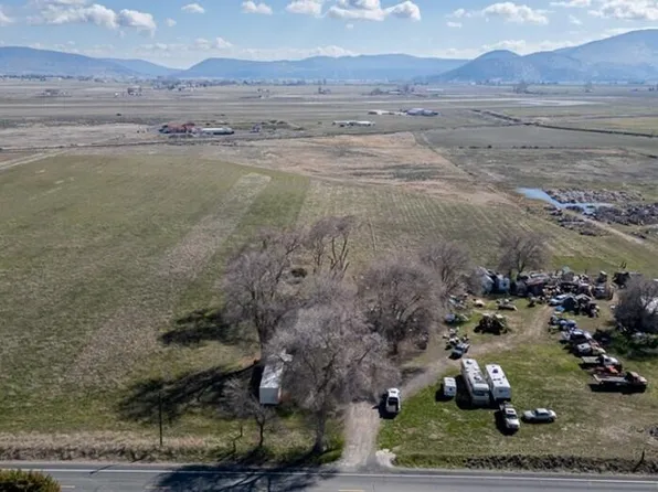 8749 Spring Lake Rd, Klamath Falls, OR 97603