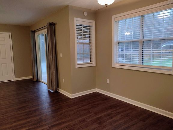 Living room/breakfast nook
