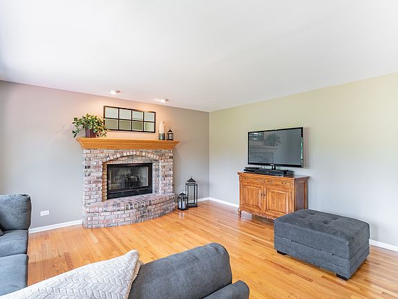 5th image of 615 Fieldcrest Dr
