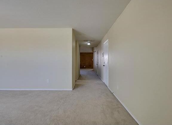 3rd image of 918 Oakcrest Dr