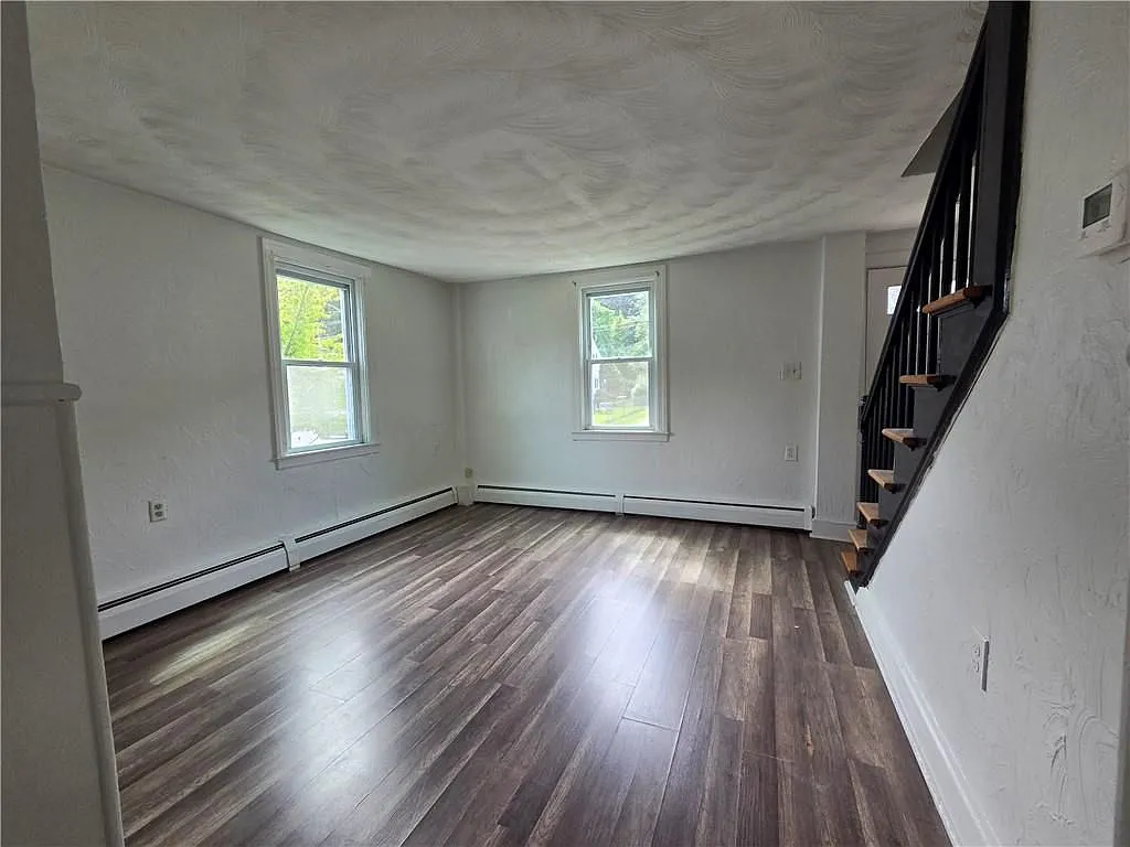 3 bed, 1.0 bath, 918 sqft, $2,000 — Photo 3