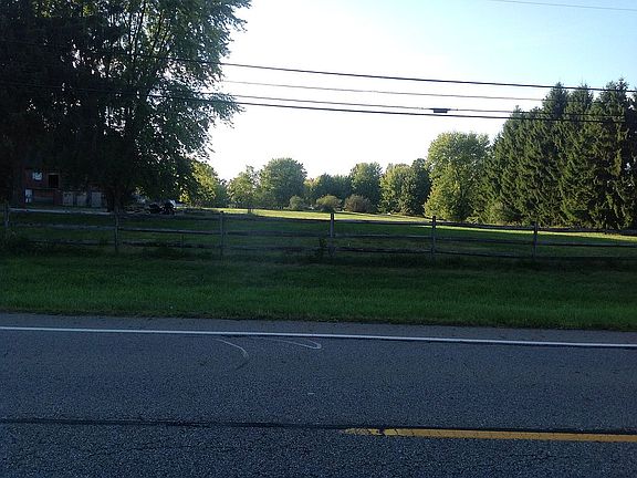 2nd image of 4669 Warren Meadville