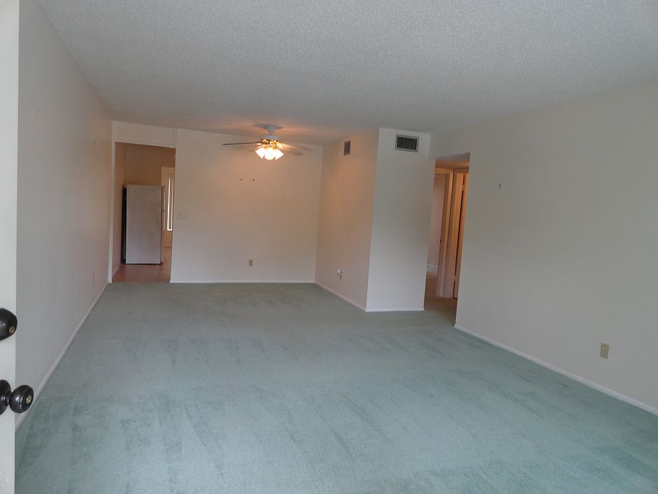 Spacious living/dining room