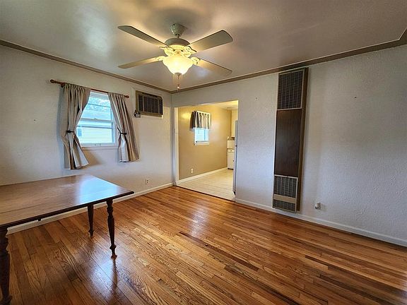 3rd image of 1105 S Jefferson St