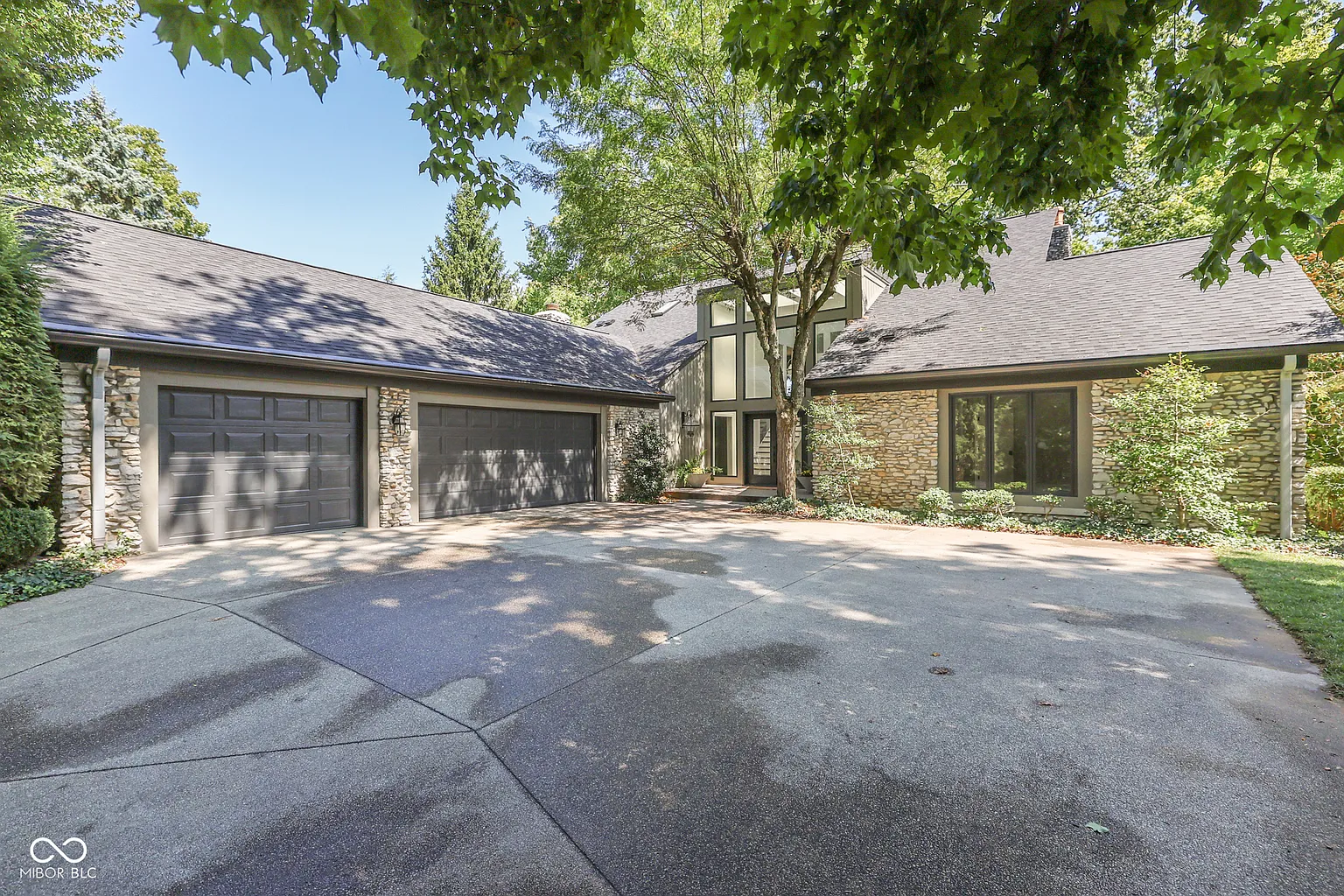 8417 Bay Colony Dr photo 1
