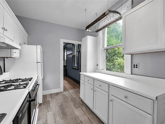 5th image of 1048 Mirror St