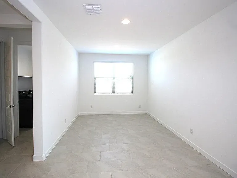 4427 N 94th Dr — Photo 10
