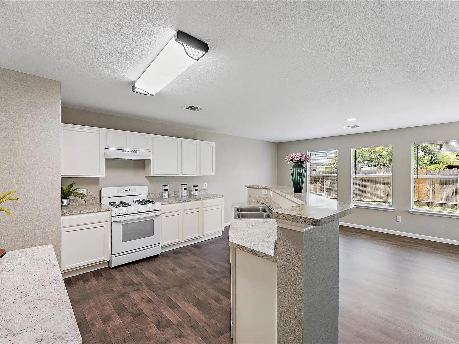 3 bed, 2.0 bath, 1966 sqft, $1,900 — Photo 4
