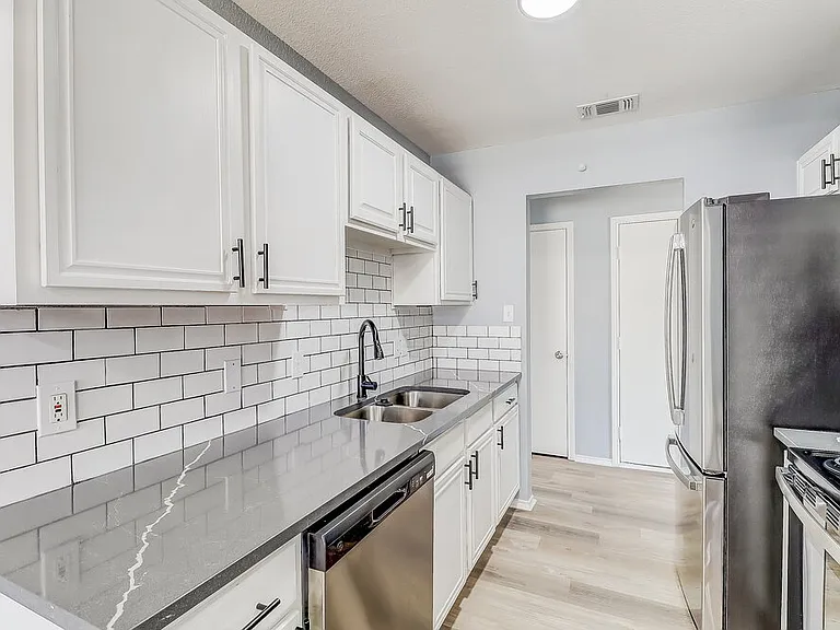 222 Hollywood Dr — Photo 6