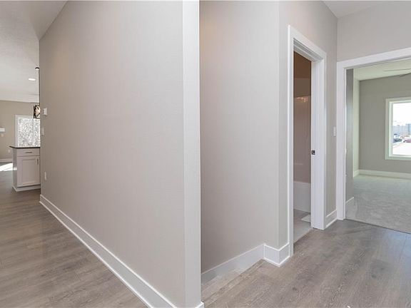2nd image of 1572 SE Blackthorne Dr