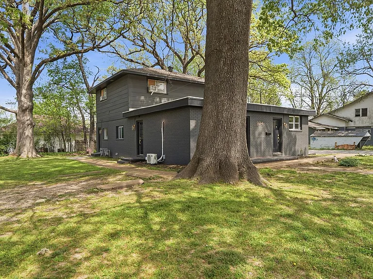 924 W Huntington Ave — Photo 10