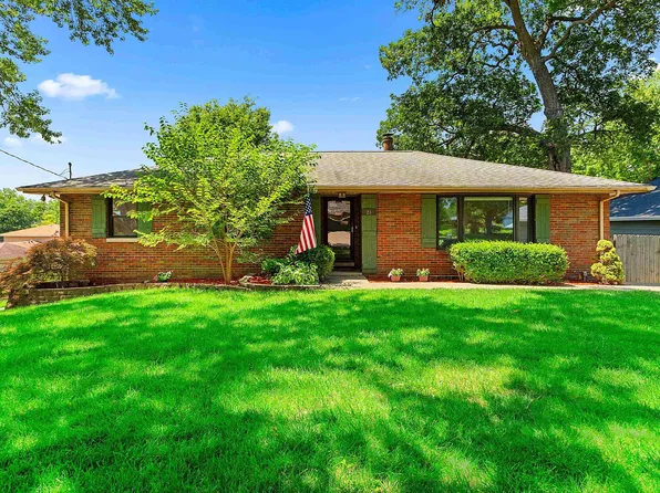 23 Oakhill Ct, Pekin, IL 61554