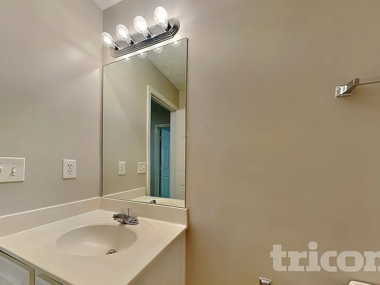 4586 Darrowby Dr — Photo 13