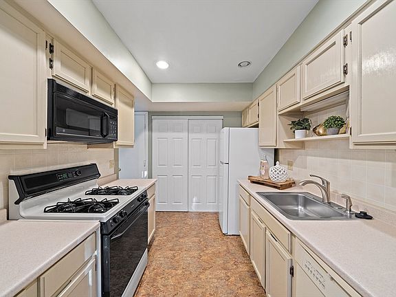 5th image of 114 Greenbrook Dr Unit 114