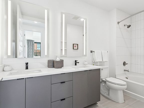 AtlanticStation_interior_bathroom__2103