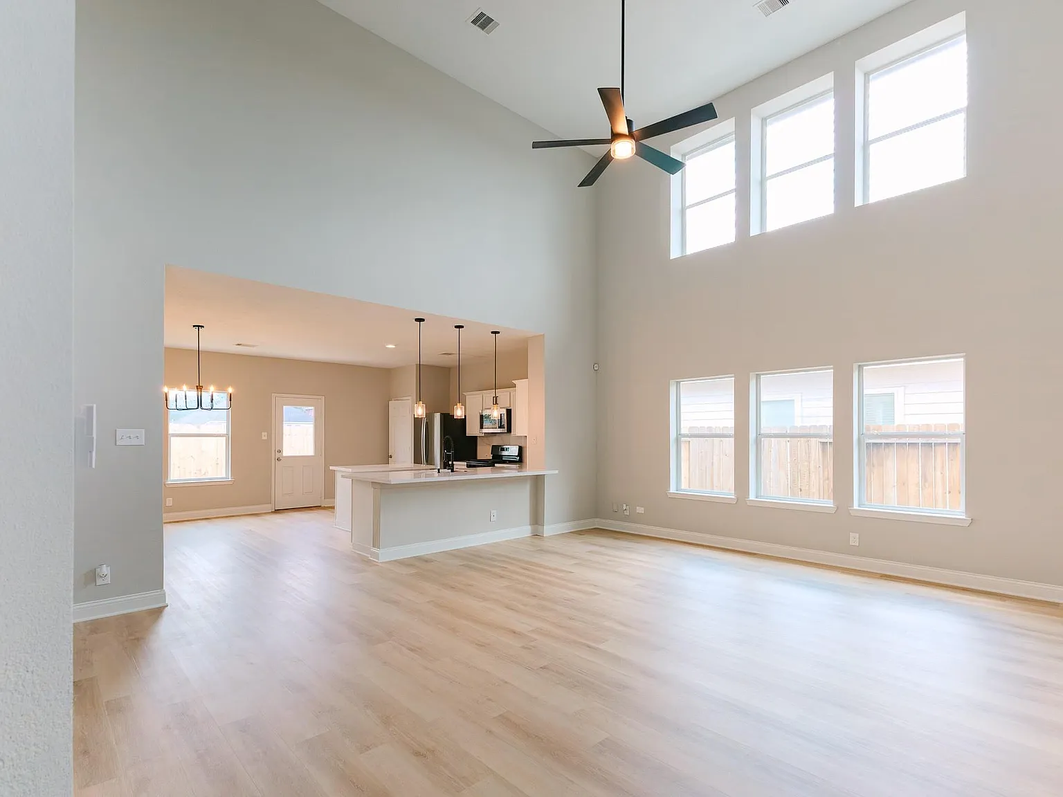 5 bed, 2.5 bath, 2617 sqft, $2,950 — Photo 4