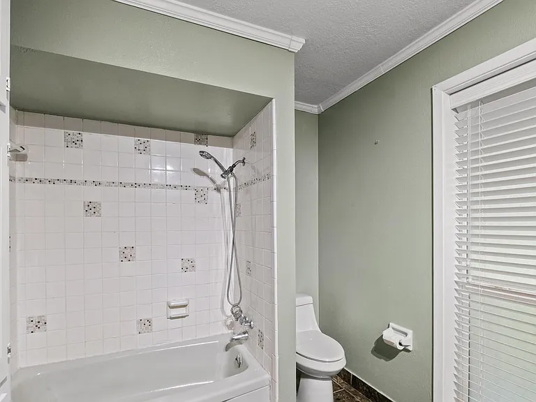 1905 Zapp Ln — Photo 11