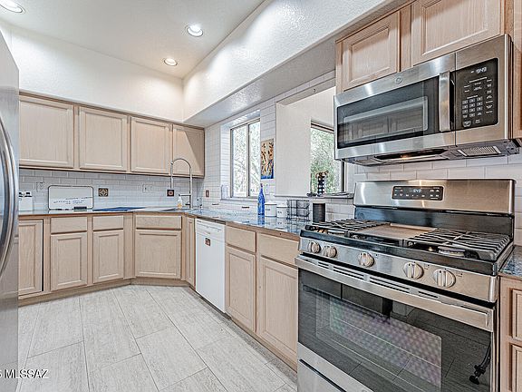 4th image of 710 W Camino Del Bondadoso