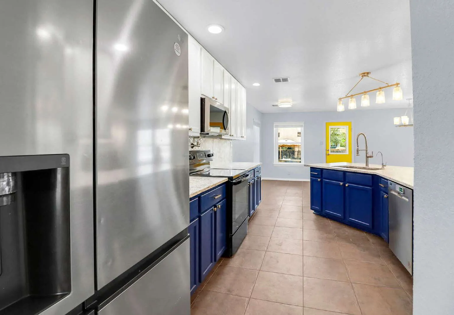 4 bed, 2.5 bath, 2701 sqft, $2,350 — Photo 3