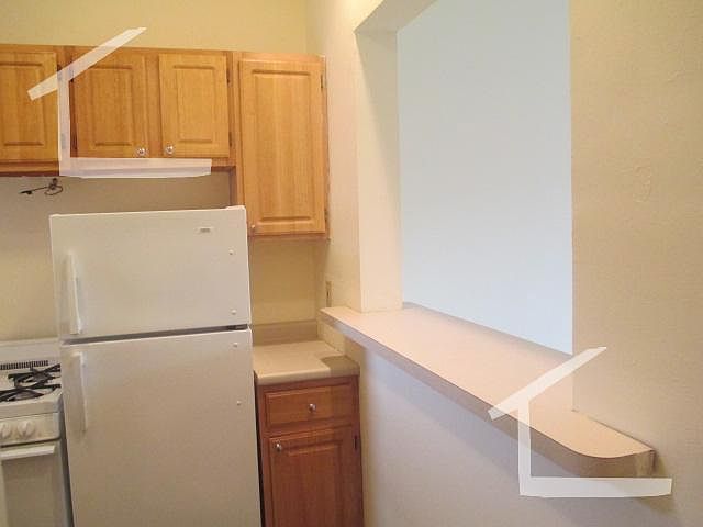 2nd image of 100 Queensberry St #9PB
