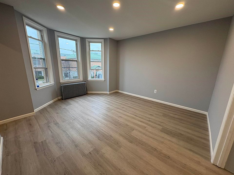 1st image of 1811 Summit Ave #2