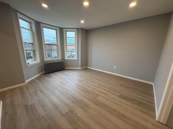 1811 Summit Avenue image 1 of 7