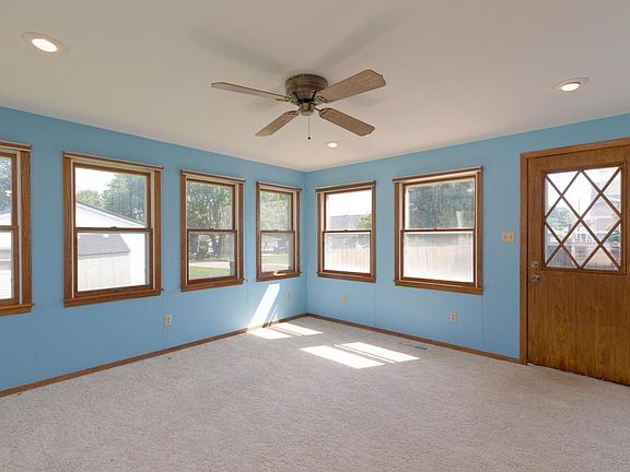 2nd image of 406 Meadowbrook Ln