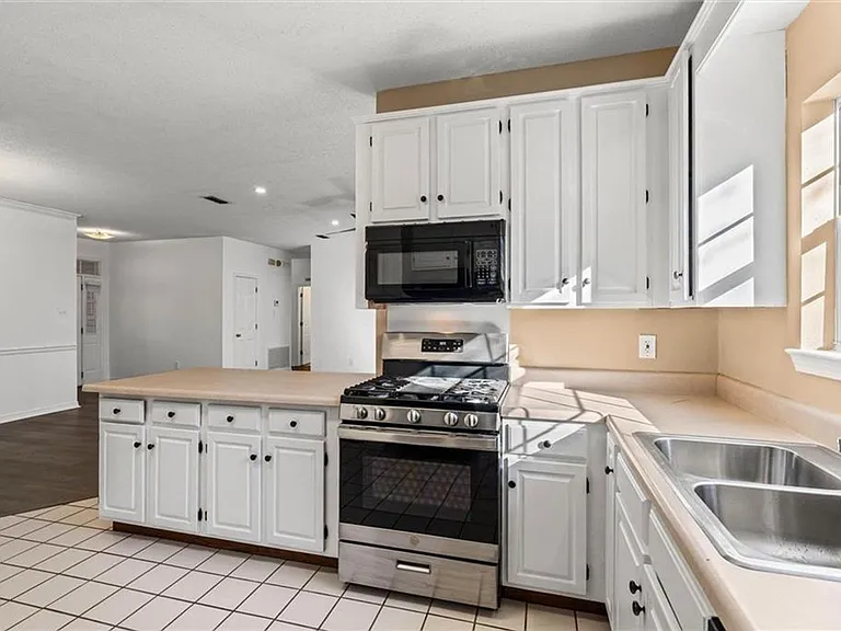 1263 Smithfield Rd E — Photo 9