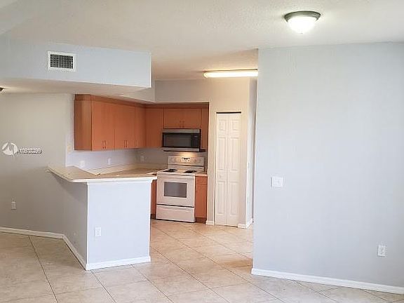 2nd image of 2208 Belmont Ln #2208