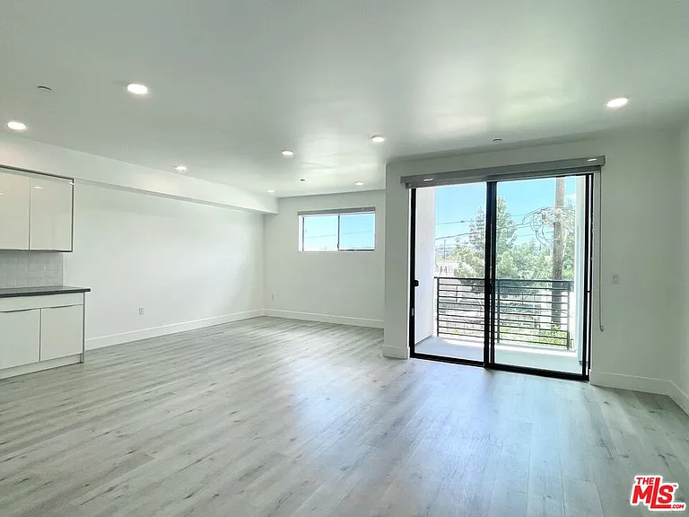 14612 Calvert St #305 — Photo 3