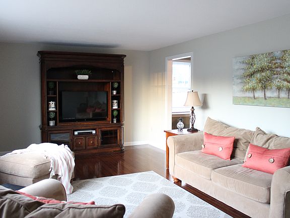 3rd image of 18 Macdonald Dr