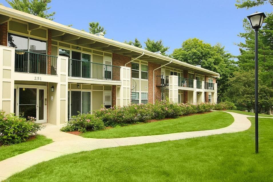 1st image of 650 Lansdowne Way APT 204