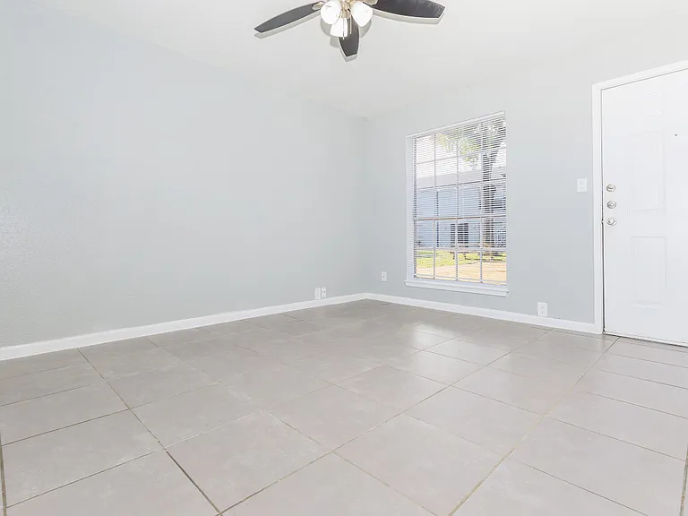 Colonial Woods Apts — Photo 24