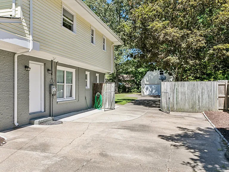 112 Leslie Dr — Photo 4