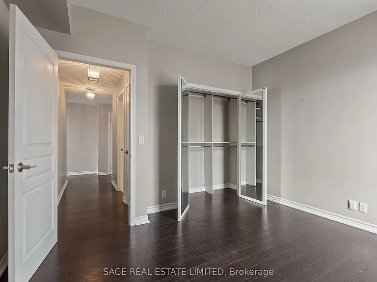 1 Deer Park Cres #803 — Photo 32