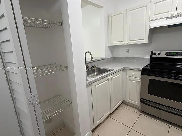 1300 NE 109th St #404 — Photo 3
