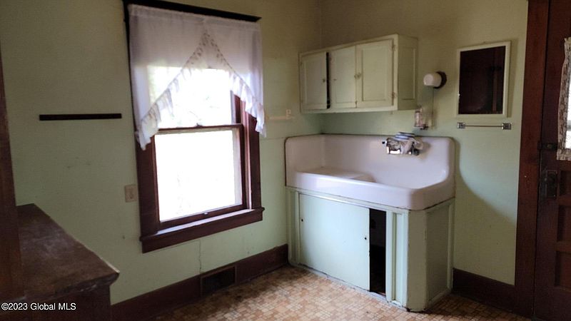 3rd image of 42 Floral Avenue