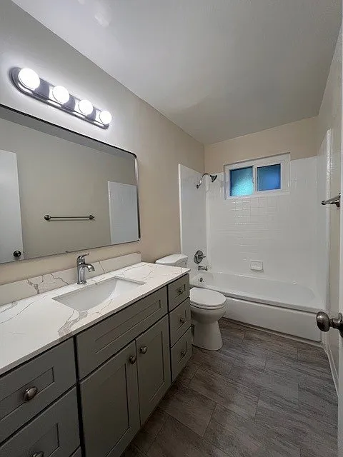 El Paseo de Saratoga Manor — Photo 4