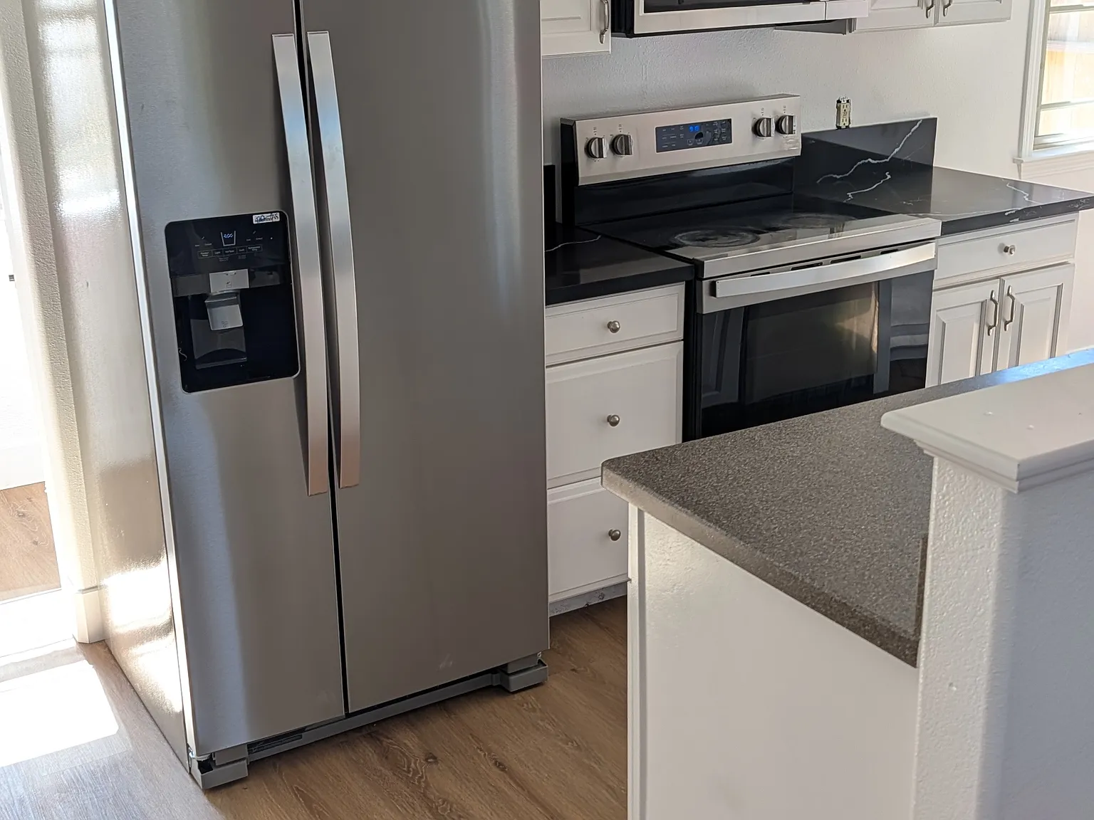 3 bed, 1.5 bath, 900 sqft, $2,000 — Photo 2