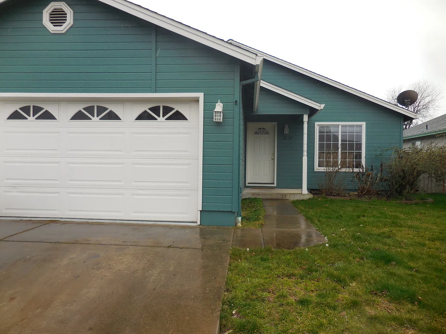 Nice Clean 3 Bedroom House in Cental Point — Photo 1