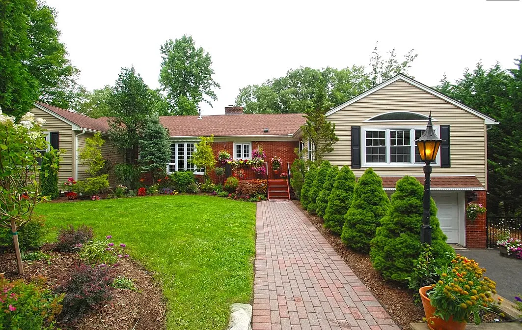 5 bed, 3.5 bath, 4000 sqft, $6,500 — Photo 1