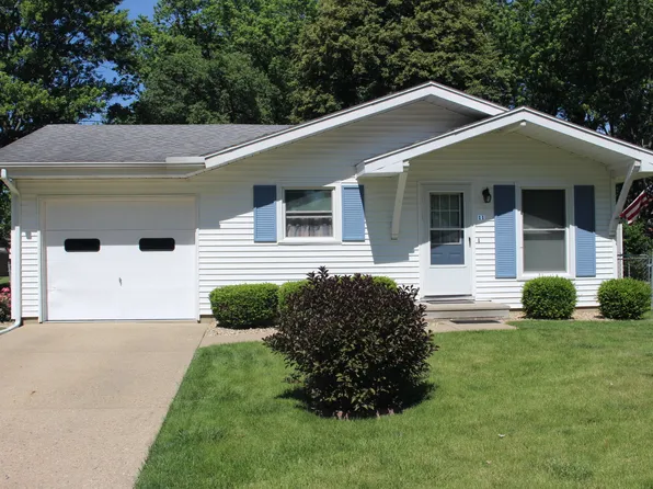 11 Kirkwood Dr, Clinton, IL 61727