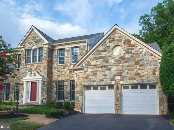 12721 Fox Woods Dr, Herndon, VA 20171