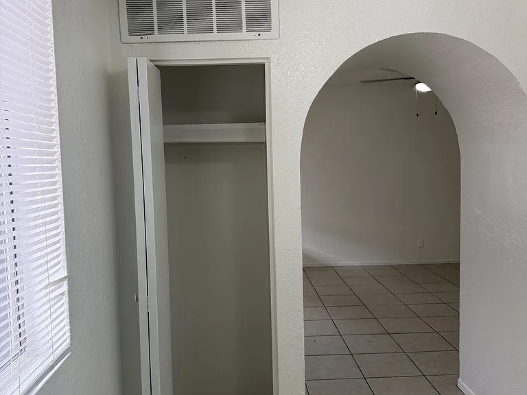 1207 E Jarvis Ave — Photo 4