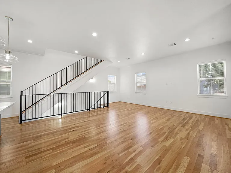 5345 Larkin St — Photo 3